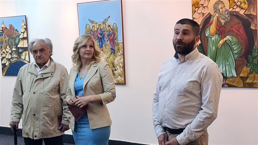ДОБОЈ, 16. АПРИЛА /СРНА/ - У Добоју je вечерас отворена изложба Мише Дамјановића из овог града, који се представио са 25 дјела рађених у разним техникама, међу којим преовладавају иконе, рељефи и слике у византијском стилу.	