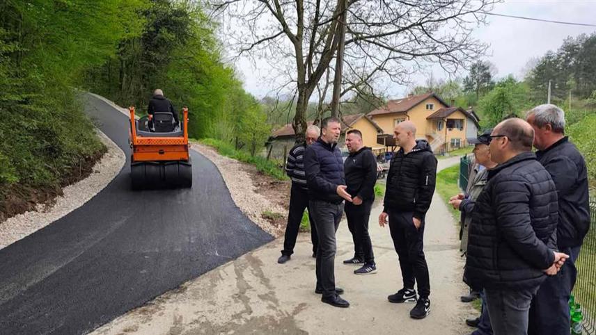 ДОБОЈ, 17. АПРИЛА /СРНА/ - У Карановцу код Петрова почело је асфалтирање пута што са 12.734 КМ заједнички финансирају мјештани и Општинска управа.