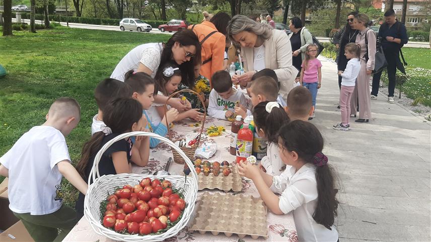 ФОЧА, 17. АПРИЛА /СРНА/ - У Фочи је данас "Васкршња чаролија боја" у порти храма Светог Саве окупила дјецу из фочанског вртића и основних школа, која су уз помоћ чланица Удружења жена у сусрет празнику над празницима шарала васкршња јаја.