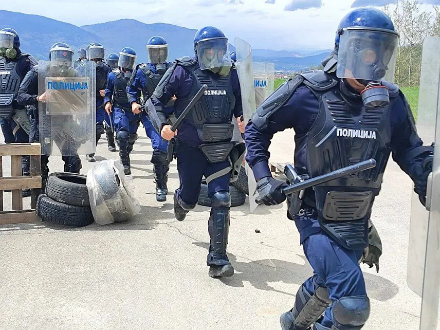 БАЊАЛУКА, 17. АПРИЛА /СРНА/ - У Центру за обуку у Залужанима код Бањалуке одржана је вјежба из области "Контрола маса" за полицијске службенике посебних снага Полицијске управе Бањалука и припаднике Управе за обезбјеђење личности и објеката, а деветодневну обуку успјешно је завршило њих 39.