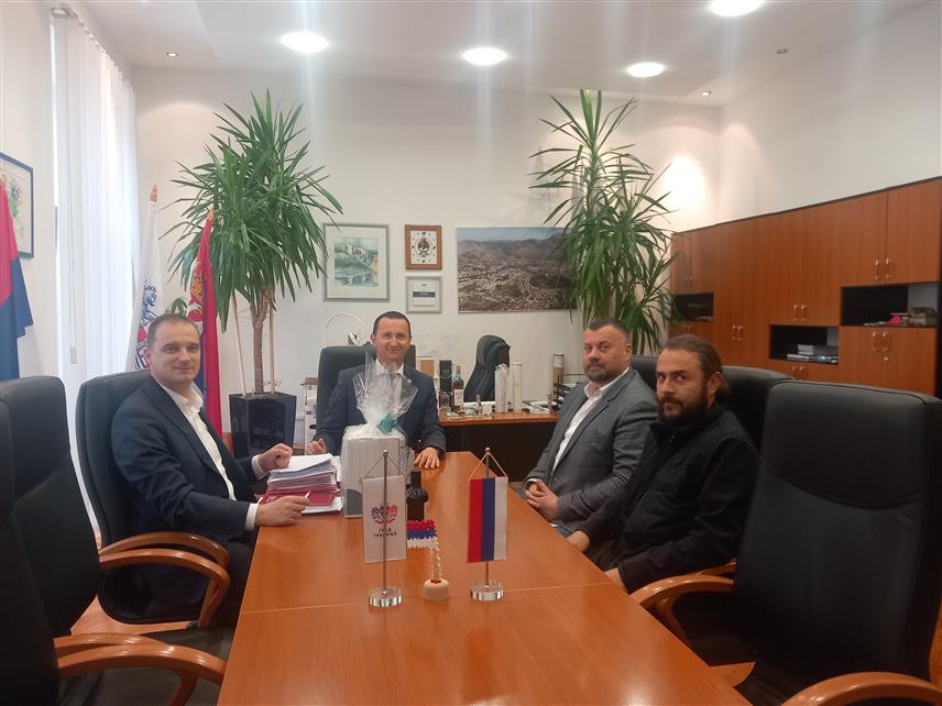 ТРЕБИЊЕ, 17. АПРИЛА /СРНА/ - Градоначелник Требиња Мирко Ћурић угостио је данас у Градској управи добитнике престижних награда за маслиново уље, потпредсједника Херцеговачког удружења уљара и маслинара и сабрата манастира Тврдош Порфирија Гргића и директора "Винарије Вукоје" Радована Вукоја.	