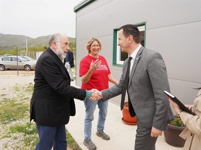 TРЕБИЊЕ, 17.АПРИЛА /СРНА/ - Градоначелник Требиња Мирко Ћурић састао се са Дејвидом Беритом, генералним директором "Мреже за животиње" организације која је финансирала изградњу азила за псе "Даница" у Требињу.