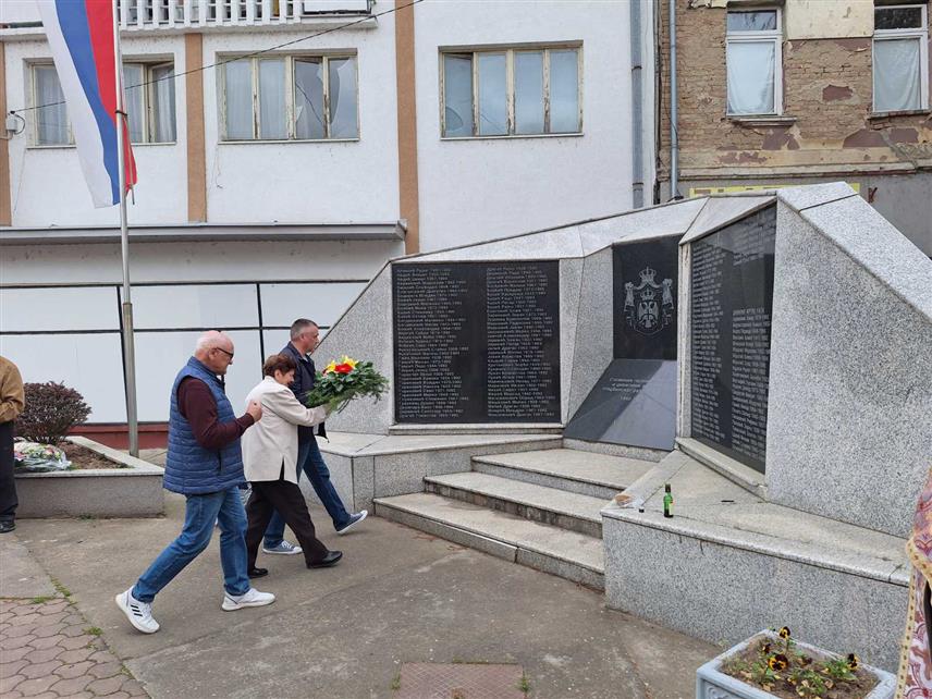 ШАМАЦ, 17. АПРИЛ /СРНА/ - Код спомен-обиљежја у мјесној заједници Шамац данас је служен парастос, положени вијенци и прислужене свијеће за 122 погинула борца Војске Републике Српске и 22 цивилне жртве са овог подручја у протеклом Одбрамбено-отаџбинском рату.	