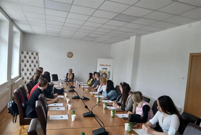 ДРВАР, 17. АПРИЛА /СРНА/ - Начелник општине Дрвар Душица Рунић потписала је данас уговоре са 28 студената који су остварили право на општинску стипендију за академску 2024/2025. годину.