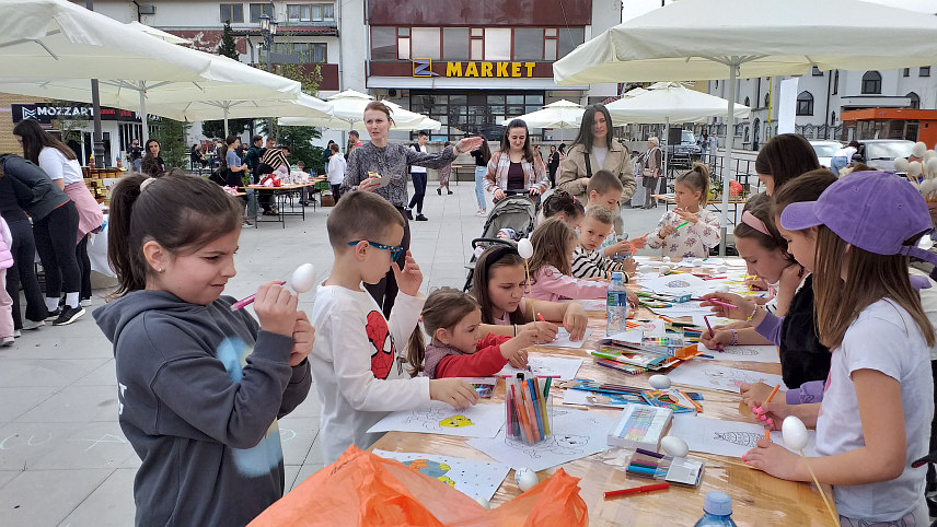 ВЛАСЕНИЦА, 17. АПРИЛА /СРНА/ - На Тргу српских бораца у Власеници данас је одржана манифестација "У сусрет Васкрсу" на којој су представљени домаћи производи, као и креативна радионица фарбања васкршњих јаја.