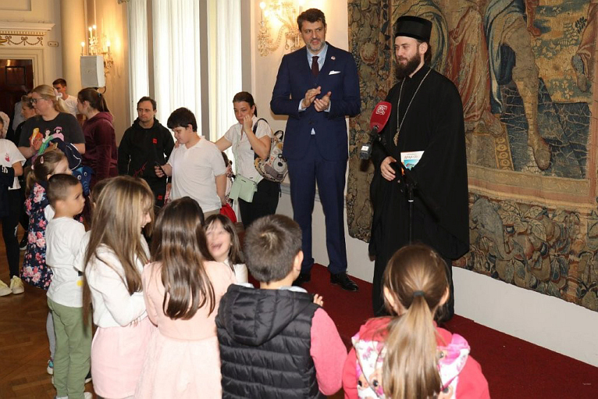 БЕОГРАД, 17. АПРИЛА /СРНА/ - У Белом двору Карађорђевића у Београду организован је традиционални васкршњи пријем за више од 1.000 социјално угрожене дјеце из Србије и Републике Српске, а Његово преосвештенство епископ топлички и викар патријарха српског Петар дјеци је говорио о значају Васкрса и пренио благослове Његове светости патријарха српског Порфирија.	