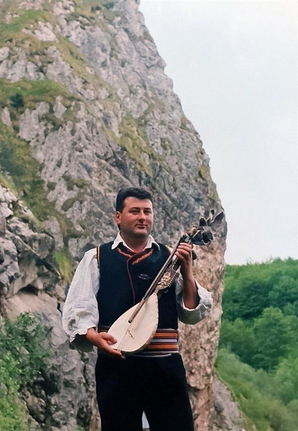 ИСТОЧНО САРАЈЕВО, 17. АПРИЛА /СРНА/ - Потпредсједник Гусларског друштва "Филип Вишњић" Источно Сарајево Боро Лакић.	