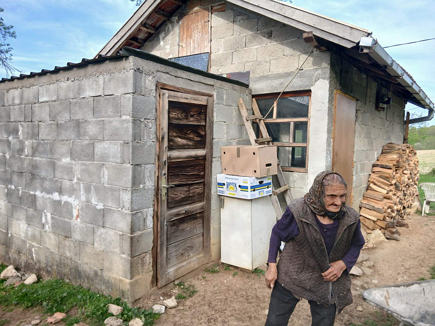 ПРЊАВОР, 17. АПРИЛА /СРНА/ - Коло српских сестара у Прњавору подијелило је пред Васкрса прехрамбено-хигијенске пакете за 41 породицу у стању социјалне потребе са подручја локалне заједнице.	