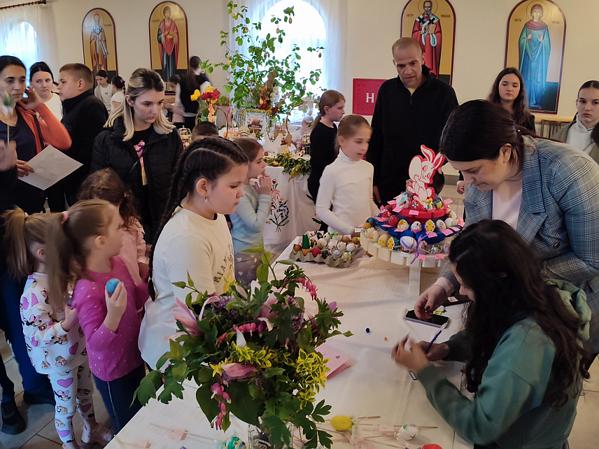 ГРАДИШКА, 17. АПРИЛА /СРНА/ - Васкршња радионица украшавања јаја "Обоји ме и буди срећан" окупила је око 90 дјеце у Парохијском дому у Горњим Подградцима.	