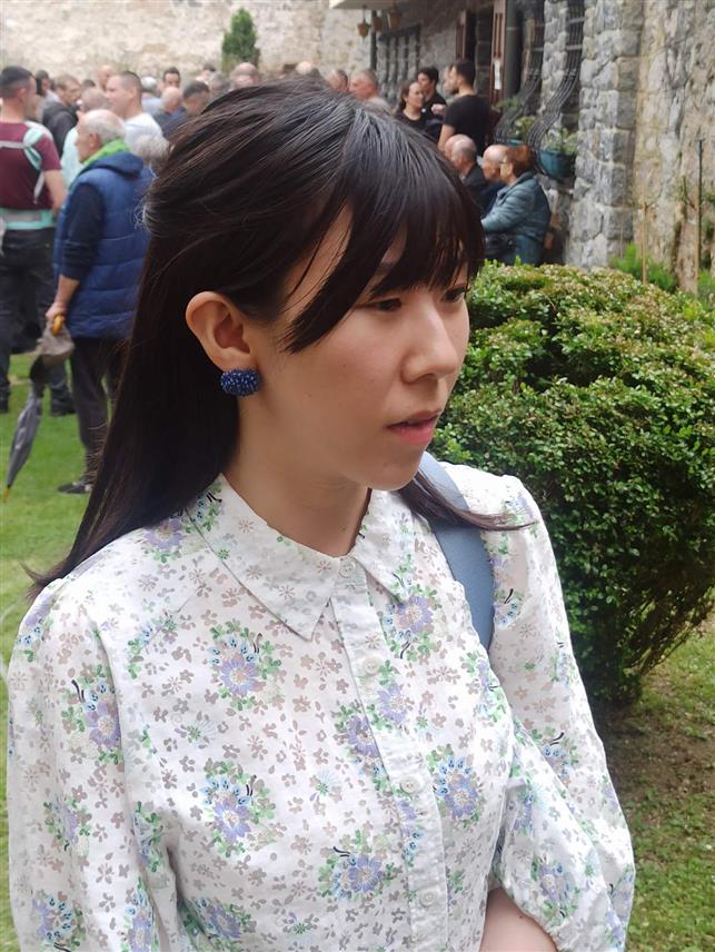 ЛОЗНИЦА, 17. АПРИЛА /СРНА/ - Јапанка Минами Хошимо, која посредством агенције Владе Јапана борави у Лозници, данас је присуствовала доношењу ратарских свијећа из околних лозничких села у манастир Троношу.	