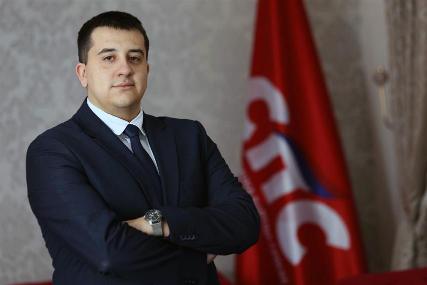 БАЊАЛУКА, 18. АПРИЛА /СРНА/ - Предсједник Форума младих Социјалистичке партије Српске /СПС/ Милан Унчанин оцијенио је да би нови устав Републике Српске требао да садржи одредбу којом се прописује да особа млађа од 35 година не може бити изабрана за предсједника Републике, те напоменуо да је овај приједлог по узору на Устав САД.