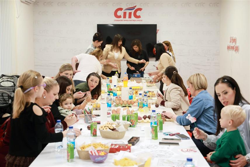 БАЊАЛУКА, 18. АПРИЛА /СРНА/ - Форум жена Градског одбора Социјалистичке партије Српске /СПС/ Бањалука организовао је традиционалну Васкршњу породичну радионицу, посвећену очувању православне вјере, народних обичаја и темељних породичних вриједности.