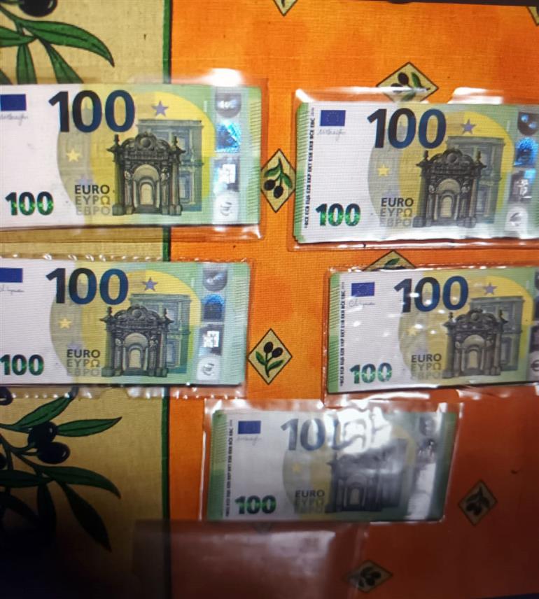 ПОДГОРИЦА, 18. АПРИЛА /СРНА/ - У Херцег Новом ухапшено је лице чији су иницијали М.М. /57/ из тог града код којег је пронађена дрога и новац, саопштено је из Управе полиције.