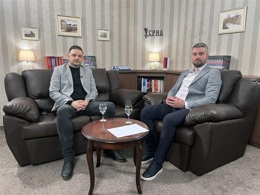 БАЊАЛУКА, 18. АПРИЛА /СРНА/ - Историчар Предраг Лозо рекао је за Срну да је у новом тексту Устава Републике Српске потребно додатно учврстити подјелу законодавне, судске и извршне власти, с обзиром да је у протекле три деценије овај документ претрпио измјене које нису биле у складу са демократским принципима, наводећи да се не треба освртати на мишљење странаца јер они са запада никада нису имали добре намјере према Србима.