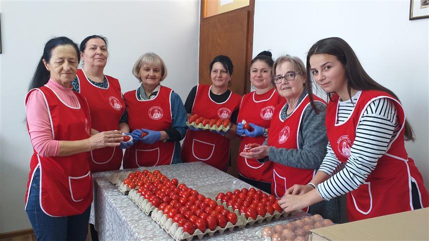 ВЛАСЕНИЦА, 18. АПРИЛА /СРНА/ - Чланице Кола српских сестара "Блага Марија" из Власенице обојиле су 1.500 јаја која ће на Васкрс подијелити парохијанима послије литургије у власеничким храмовима Светих апостола Петра и Павла и Свете Tројице.