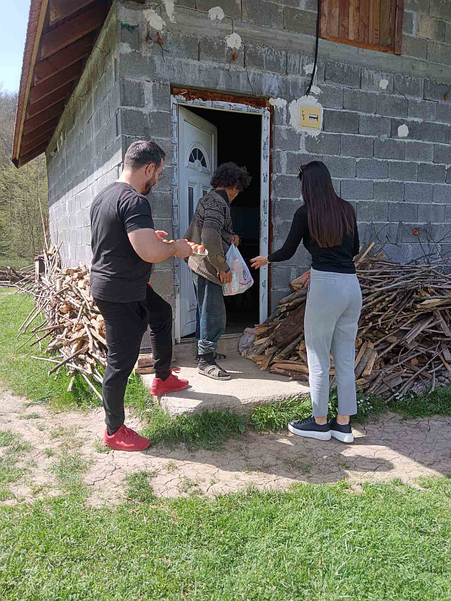 ВЛАСЕНИЦА, 18. АПРИЛА /СРНА/ - Социјално угроженим породицама у Власеници је за васкршње празнике подијељено 55 прехрамбених пакета.