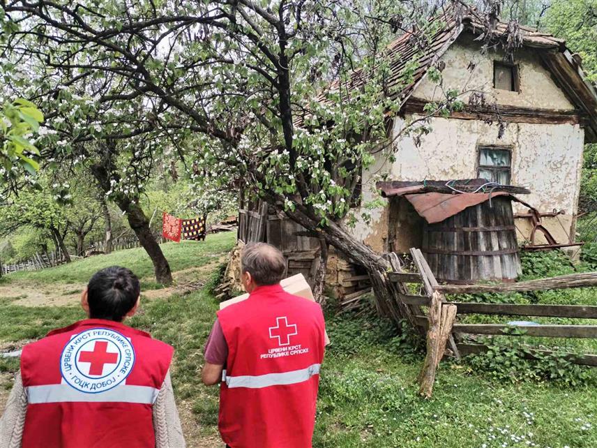 ДОБОЈ, 18. АПРИЛА /СРНА/ - Волонтери Градске организације Црвеног крста Добој почели су са дистрибуцијом прехрамбених и хигијенских артикала социјално угроженим породицама, који су прикупљени у васкршњој хуманитарној акцији.