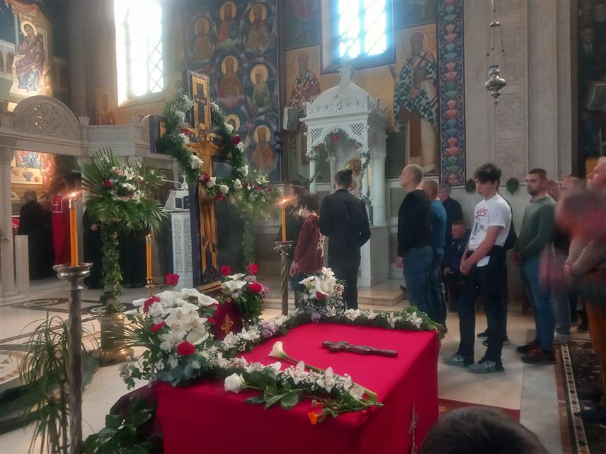 TРЕБИЊЕ, 18. АПРИЛА /СРНА/ - У Саборном храму Преображења Господњег у Tребињу данас је служена вечерња служба са изношењем плаштанице на којој је приказано Христово полагање у гроб.