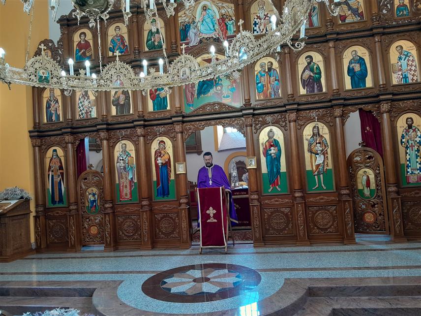 МРКОЊИЋ ГРАД, 18. АПРИЛА /СРНА/ - У Храму Рођења Пресвете Богородице у Мркоњић Граду служено је вечерње са изношењем плаштанице која симболизује страдање Исуса Христа.