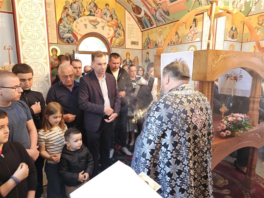 УГЉЕВИК, 18. АПРИЛА /СРНА/ - У храмовима Преподобне мати Параскеве у Угљевику и Светом архиђакону Стефану у Мезграји служена су вечерња са изношењем плаштанице, а Велики петак је молитвено са суграђанима обиљежио и начелник општине Драган Гајић.	