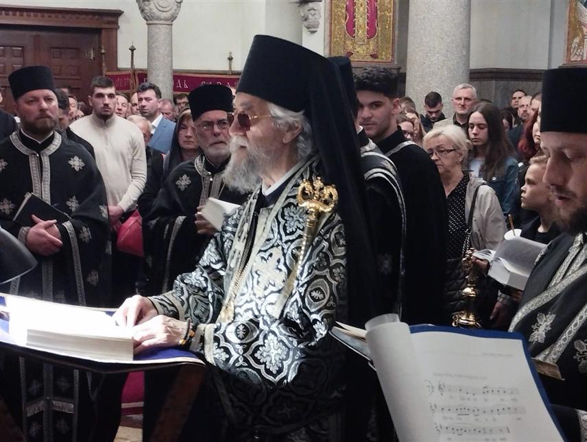 БАЊАЛУКА, 18. АПРИЛА /СРНА/ - У Саборном храму Христа Спаситеља у Бањалуци служено је вечерње богослужење са читањем статија и изношењем плаштанице, која симболизује страдање Исуса Христа. Читање статија и изношење плаштанице којем је присуствовао велики број вјерника, предводио је Његово преосвештенство митрополит бањалучки Јефрем.	