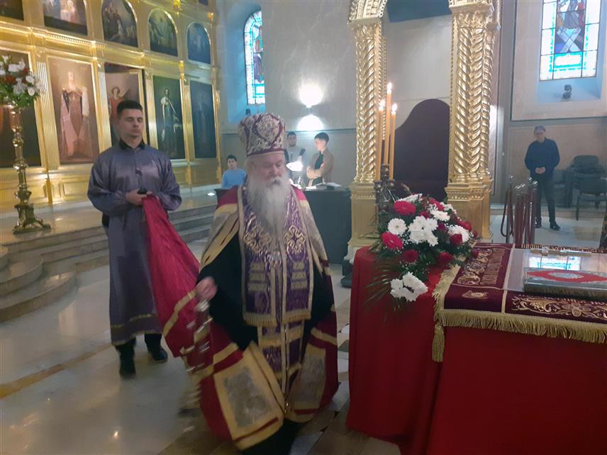 САРАЈЕВО, 18. АПРИЛА /СРНА/ - Његово високопреосвештенство митрополит дабробосански Хризостом служио је на Велики петак вечерње са изношењем плаштанице Саборном храму у Сарајеву, а потом су читане статије.	