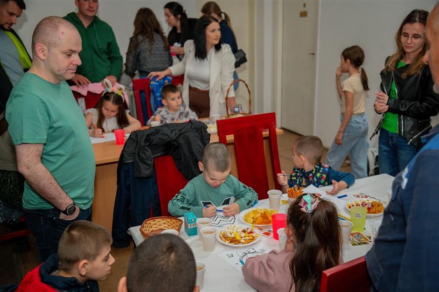 СТАНАРИ, 18. АПРИЛА /СРНА/ - У Станарима је одржана креативна радионица фарбања васкршњих јаја које је за родитеље и дјецу организовао Општински одбор Социјалистичке партије /СП/.	