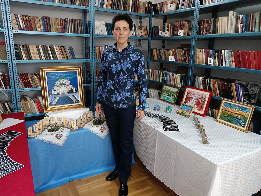 СОКОЛАЦ, 18. АПРИЛА /СРНА/ - Доктор стоматологије Снежана Радовић са Сокоца замијенила је за сада стоматолошку столицу, клинички кабинет, челичне и дијамант борере, штафелајем, кистовима, бојама и подлогама за цртање и сликање.