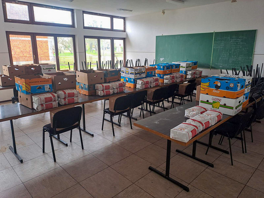 БАЊАЛУКА, 19. АПРИЛА /СРНА/ - Потпредсједник Републике Српске Давор Прањић, умјесто организовања традиционалног ускршњем пријема, уручио је готово 300 хуманитарних пакета за 64 жупе на подручју Републике Српске.