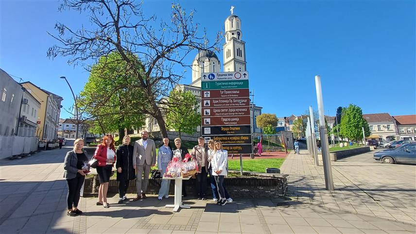 ДЕРВЕНТА, 19. АПРИЛA /СРНА/ - Чланице Актива жена дервентског одбора СП данас су на Тргу православља поклањале суграђанима васкршња јаја и друге пригодне васкршње поклоне.
