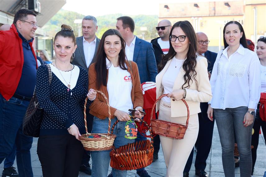 БАЊАЛУКА, 19. АПРИЛА /СРНА/ - Поводом наступајућег највећег хришћанског празника Васкрса, чланице Форума жена Градског одбора СПС-а Бањалука дијелиле су васкршња јаја суграђанима на Тргу Крајине.