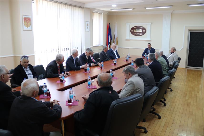 ДЕРВЕНТА, 19. АПРИЛА /СРНА/ - Градоначелник Дервенте Игор Жунић организовао је данас пријем поводом Дана ослобођења Дервенте у Другом свјетском рату за представнике ГО СУБНОР-а Дервента, те госте из Брчког, Бијељине, Градишке, Бањалуке, Добоја и Српца.