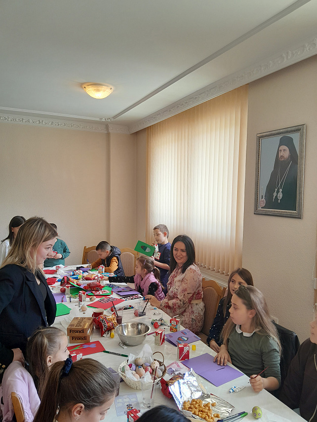 ЈЕЗЕРО, 19. АПРИЛА /СРНА/- Поводом васкршњих празника данас је у црквеној сали код Храма светог великомученика кнеза Лазара у општини Језеро одржана "Дјечија васкршња радионица" за најмлађе становнике ове општине, на којој су фарбали јаја и правили васкршње честитке.