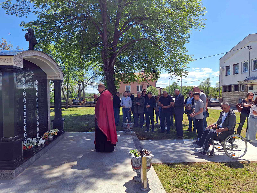 ОЏАК, 19. АПРИЛА /СРНА/ - У порти храма Успења Пресвете Богородице у Доњој Дубици у федералној општини служен је парастос у знак сјећања на 26 бораца и четири цивилне жртве рата који су животе изгубили прије 33 године бранећи своја огњишта у протеклом Одбрамбено-отаџбинском рату са подручја Доње Дубице, Трњака и Струка.