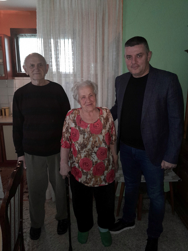 МРКОЊИЋ ГРАД, 19. АПРИЛА /СРНА/ - Општинска управа Мркоњић Град је традиционално, поводом Васкрса, данас подијелила пакете за 150 домаћинстава на подручју ове локалне заједнице, а начелник општине Драган Вођевић поручио је да је у ове велике дане треба да будемо хумани и бољи, помогнемо тамо гдје је потребно.