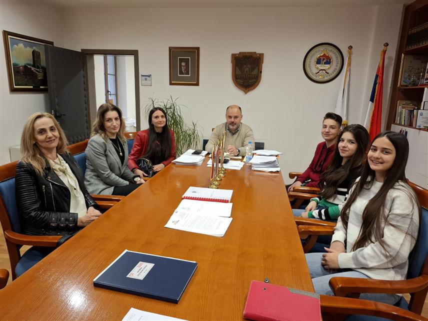 ВИШЕГРАД, 1. АПРИЛА /СРНА/ - Начелник општине Вишеград Младен Ђуревић организовао је данас пријем за троје младих Вишеграђана који ће представљати ову општину у финалу престижног музичког такмичења "Ритам Европе" 30. априла у Будви.