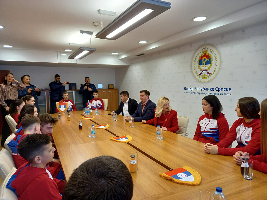 БАЊАЛУКА, 1. АПРИЛА /СРНА/ - Министар породице, омладине и спорта Републике Српске Селма Чабрић организовала је пријем за спортисте који ће Српску од 4. до 12. априла представљати на Европском првенству у одбојци и кошарци до 18 година на Златибору.