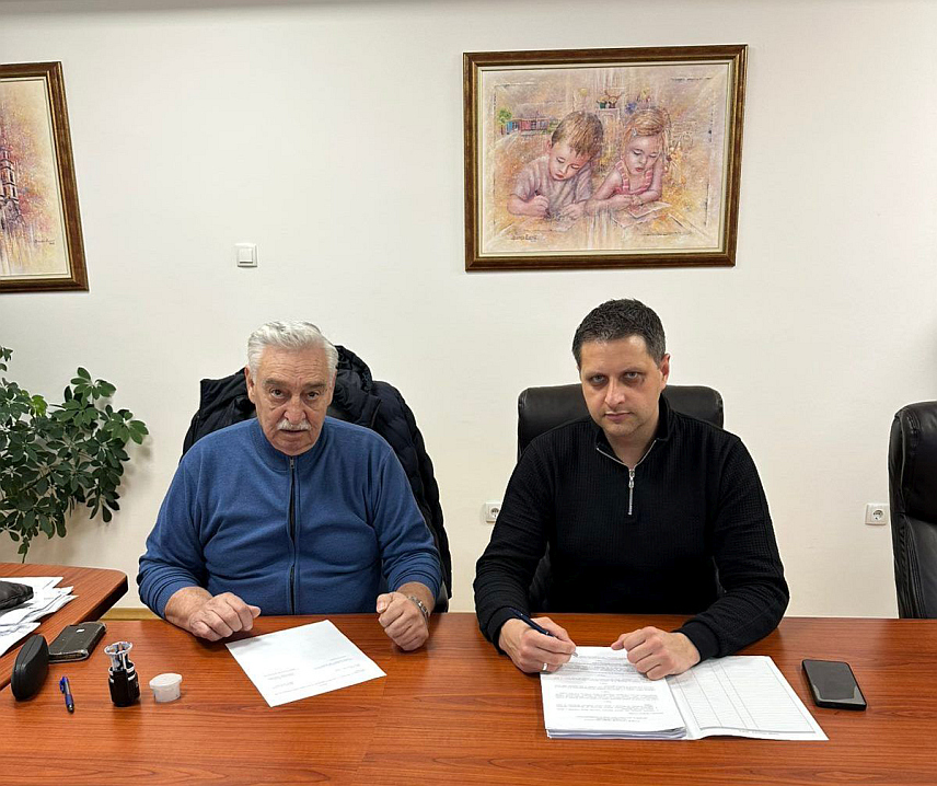 ЧЕЛИНАЦ, 1. АПРИЛА /СРНА/ - Начелник општине Челинац Владо Глигорић и предсједник челиначког Удружења пензионера Никола Ковачић потписали су уговор о додјели 31.000 КМ гранта за суфинансирање пројекта материјалне помоћи пензионерима.