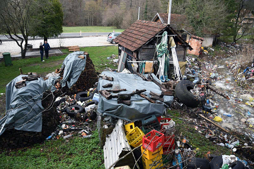 ВЛАСЕНИЦА, 1. АПРИЛА /СРНА/ - Oдлагалиште отпада у Драгасевцу пријети да угрози домаћинства и проузрокује еколошку катастрофу великих размјера.