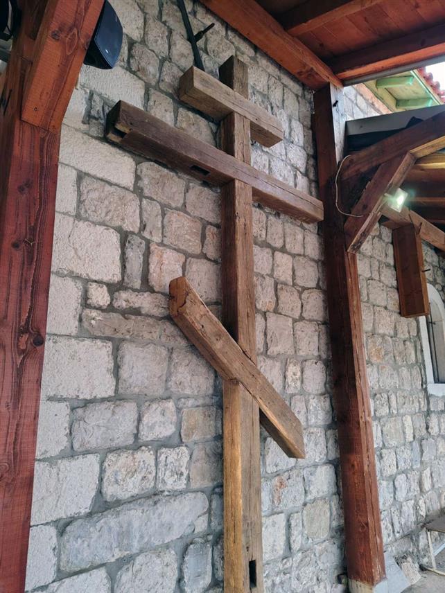 ПОДГОРИЦА, 1. АПРИЛА /СРНА/ - Часни крст израђен од кровне конструкције некадашњег усташког логора Јасеновац изложен је код Храма Светог архангела Михаила у подгоричком насељу Дољанима, саопштено је из Митрополије црногорско-приморске.