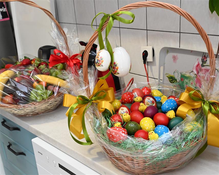 БАЊАЛУКА, 20. АПРИЛА /СРНА/ - Предсједник Владе Републике Српске Радован Вишковић донирао је пакетиће Дневном центру за дјецу у ризику у Бањалуци, истакавши да је ово мали знак пажње и подршке корисницима услуга овог центра како би у добром расположењу прославили највећи хришћански празник - Васкрс.