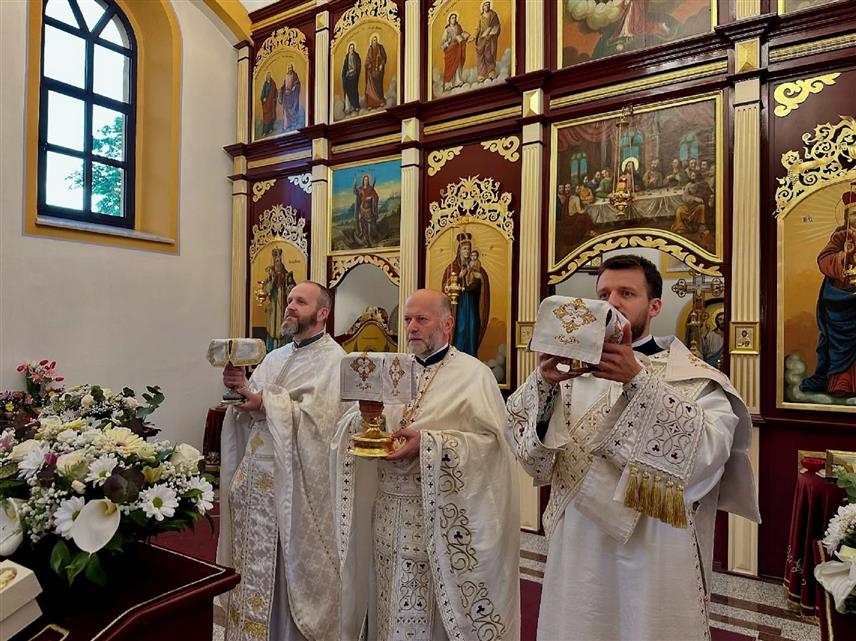 ПРЊАВОР, 20. АПРИЛА /СРНА/ - У свим православним храмовима у Прњавору јутрос је свештенство у присуству великог броја вјерника служило литургије поводом највећег хришћанског празника - Васкрса.