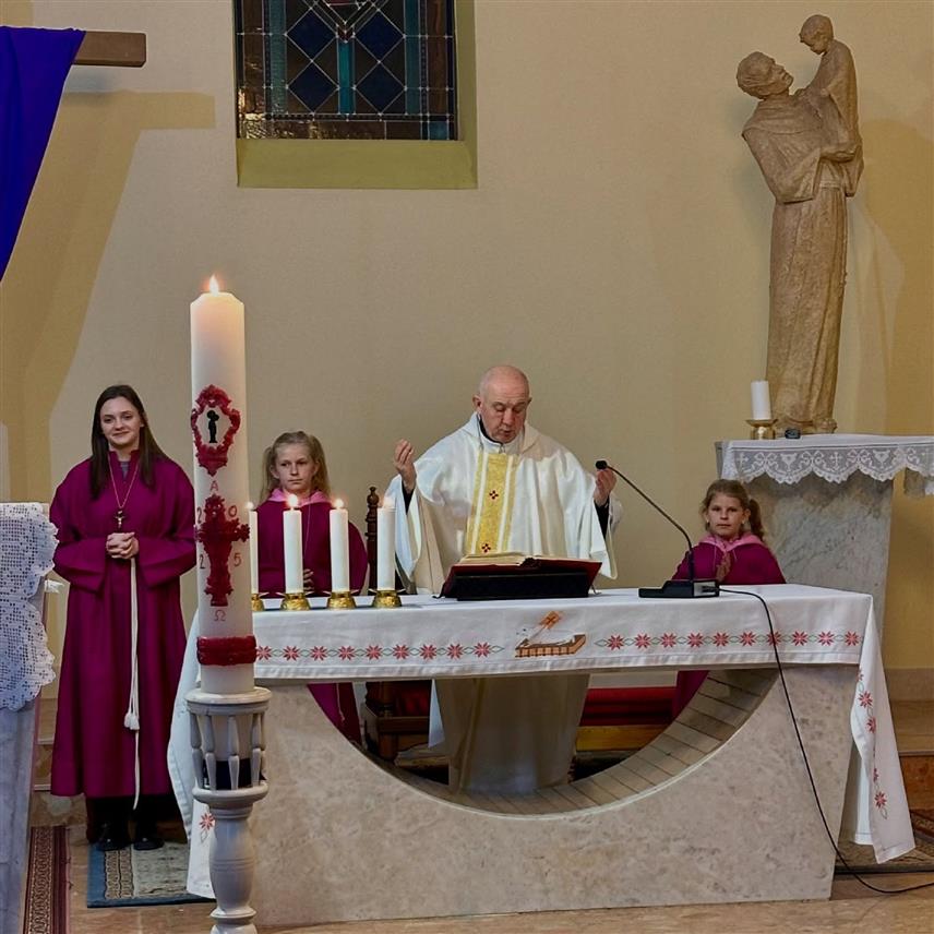 ПРЊАВОР, 20. АПРИЛА /СРНА/ - Католички вјерници у Прњавору дан Исусовог ускрснућа обиљежили су молитвено у Цркви Светог Анте Падованског, а литургију је предводио новоименовани жупник Маријан Стојановић.