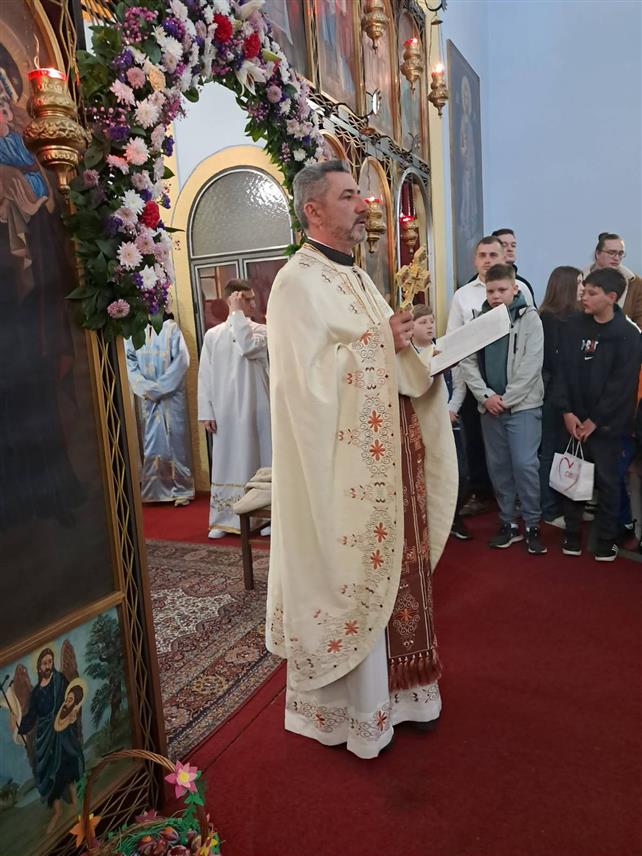 КОТОР ВАРОШ, 20. АПРИЛА /СРНА/ - У Храму Рођења Пресвете Богородице у Котор Варошу, уз присуство великог броја вјерника, служена је Васкршња литургија чиме је почело обиљежавање највећег хришћанског празника - Васкрса.