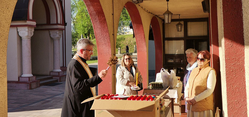 ДОБОЈ, 20. АПРИЛА /СРНА/ - Свештеници добојског Архијерејског намјесништва Српске православне цркве /СПЦ/ уручили су васкршња јаја пацијентима у Болници "Свети апостол Лука", збринутим у Дому за старија лица у насељу Баре, радницима у Дому здравља, полицији, ватрогасцима, лицима у Казнено-поправном заводу и дежурним службама у граду.	

