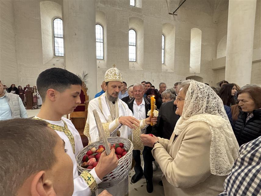 МОСТАР, 20. АПРИЛА /СРНА/ - Његово високопреосвештенство митрополит захумско-херцеговачки Димитрије служио је празнично јутрење и Васкршњу литургију у Саборној цркви Свете Tројице у Мостару која још није обновљена.