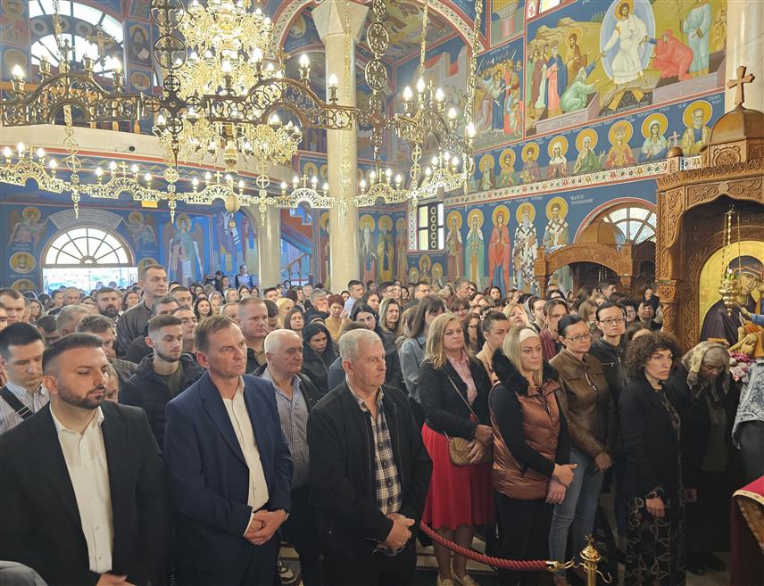 УГЉЕВИК, 20. АПРИЛА /СРНА/ - У угљевичом Храму Преподобне мати Параскеве служена је Васкршња литургија на којој се велики број Угљевичана и оних који су стигли из дијаспоре окупио у молитви и радости празника.