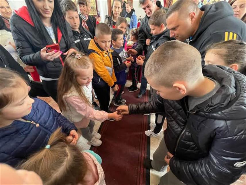 БРАТУНАЦ, 20. АПРИЛА /СРНА/ - Након васкршње литургије у Цркви Светих Петра и Павла у Кравици код Братунца организована је традиционална туцијада и избор најтврђег и најљепше нашараног јајета.