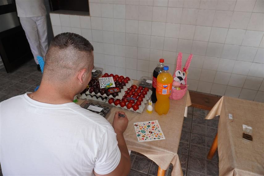 БАЊАЛУКА, 20. АПРИЛА /СРНА/ - Осуђена лица православне и католичке вјероисповијести која казне издржавају у казнено-поправним заводима у Републици Српској прославила су највећи хришћански празник - Васкрс.