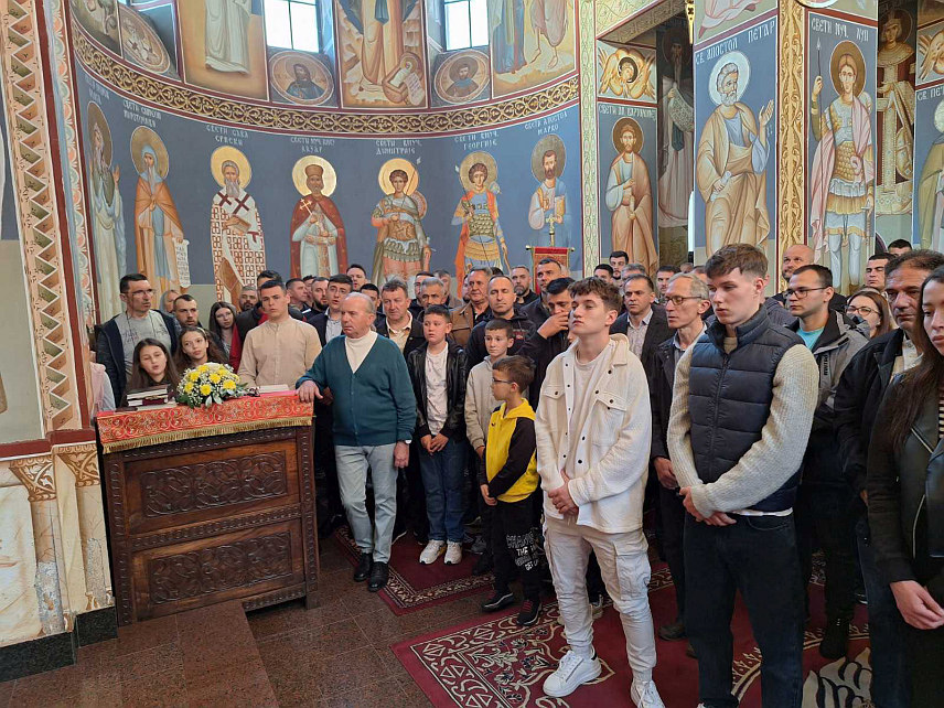 ШАМАЦ, 20. АПРИЛА /СРНА/ - У свим храмовима на шамачком подручју молитвено је дочекан највећи хришћански празник Васкрс и многобројним вјерницима подијељена су васкршња јаја.